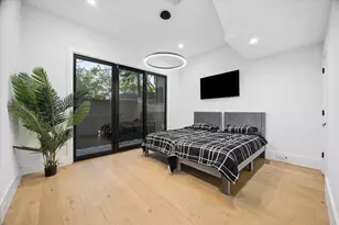 209 W 10th 1/2 St, Houston, TX 77008 - Photo 16