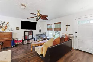 701 W Foley St, Alvin, TX 77511 - Photo 14
