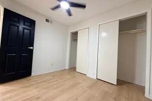 10855 Meadowglen Ln, Houston, TX 77042 - Photo 16