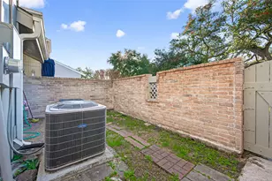 7082 Greenway Chase St, Houston, TX 77072 - Photo 6