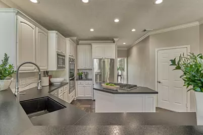 170 N Hazelcrest Circle, The Woodlands, TX 77382 - Photo 10