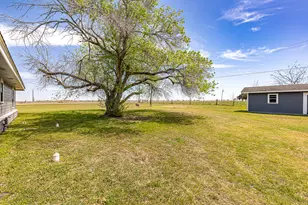 985 Co Rd 301, Shiner, TX 77984 - Photo 28