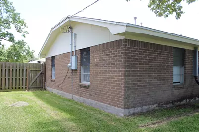 300 E Austin Avenue, Palacios, TX 77465 - Photo 6