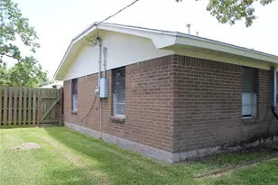 300 E Austin Ave, Palacios, TX 77465 - Photo 6