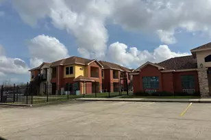 107 Oak Park Dr, Clute, TX 77531 - Photo 2