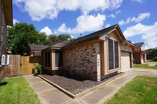106 Coffee Ln, Lake Jackson, TX 77566 - Photo 4