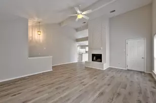 2011 Creek Valley Ln, Sugar Land, TX 77478 - Photo 4