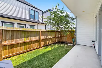 8458 Berry Green Lane, Houston, TX 77022 - Photo 24