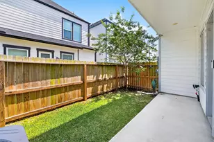 8458 Berry Green Ln, Houston, TX 77022 - Photo 24