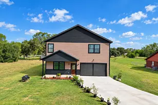 811 Bard St, El Campo, TX 77437 - Photo 2