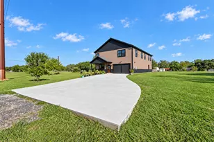 811 Bard St, El Campo, TX 77437 - Photo 4