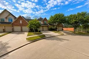 2219 Ridge Wood Ln, Sugar Land, TX 77479 - Photo 2