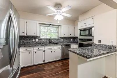 1006 Amesbury Court, Huntsville, TX 77340 - Photo 8