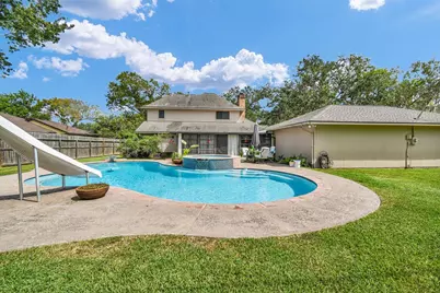 131 Frostwood Drive, Lake Jackson, TX 77566 - Photo 2