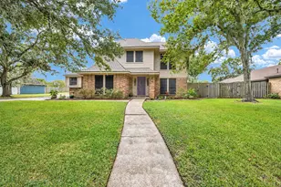 131 Frostwood Dr, Lake Jackson, TX 77566 - Photo 2