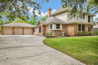 131 Frostwood Drive, Lake Jackson, TX 77566 - Photo 4