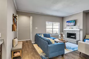 702 Bering Dr, Houston, TX 77057 - Photo 2