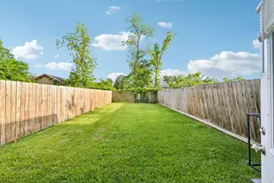 210 Garrotsville St, Houston, TX 77022 - Photo 34