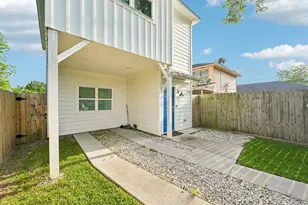 210 Garrotsville St, Houston, TX 77022 - Photo 10