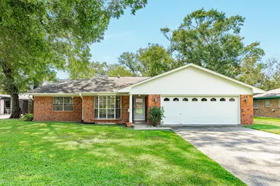 232 Wayne Dr, Clute, TX 77531 - Photo 2