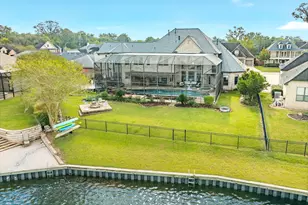 203 Arrowhead Dr, Lake Jackson, TX 77566 - Photo 4