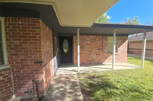 1045 Vine Dr, Angleton, TX 77515 - Photo 2