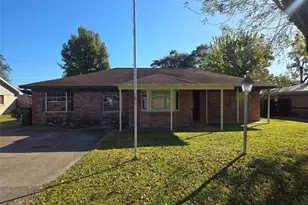 1045 Vine Dr, Angleton, TX 77515 - Photo 1