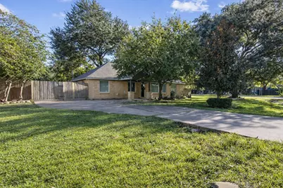 2201 Meadow Lane, La Marque, TX 77568 - Photo 2