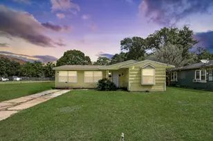 1909 Brooks Ave, Rosenberg, TX 77471 - Photo 1