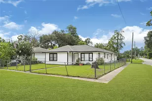 1033 W Snyder St, Alvin, TX 77511 - Photo 1