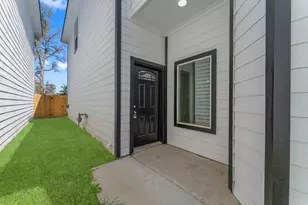 8155 Crestview Dr, Houston, TX 77028 - Photo 2