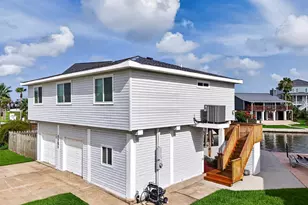 1751 Tiki Dr, Tiki Island, TX 77554 - Photo 4