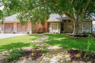 2915 Willow Creek Dr, El Campo, TX 77437 - Photo 1