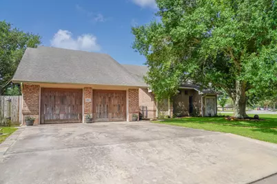 2915 Willow Creek Drive, El Campo, TX 77437 - Photo 2