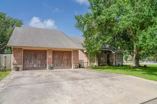 2915 Willow Creek Dr, El Campo, TX 77437 - Photo 2