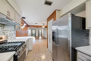 8110 Bob White Dr, Houston, TX 77074 - Photo 6