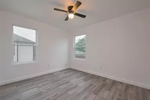 9009 Hilda St, Houston, TX 77033 - Photo 14
