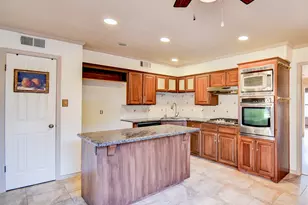 404 Huckleberry Dr, Lake Jackson, TX 77566 - Photo 8