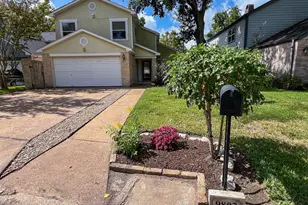 9807 Oak Point Dr, Houston, TX 77055 - Photo 2