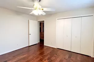 9807 Oak Point Dr, Houston, TX 77055 - Photo 32