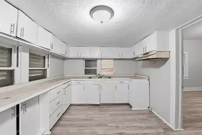811 W Broad Street, Freeport, TX 77541 - Photo 20
