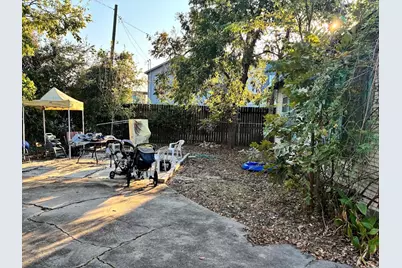 305 Eastwood Street, Houston, TX 77011 - Photo 8