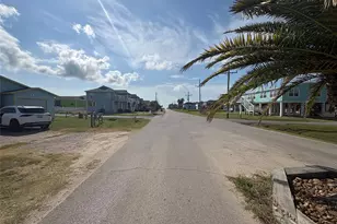 998 Ramada Blvd, Crystal Beach, TX 77650 - Photo 4