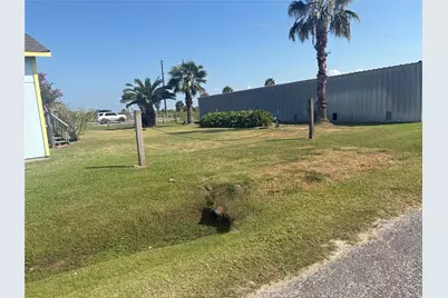 998 Ramada Boulevard, Crystal Beach, TX 77650 - Photo 6