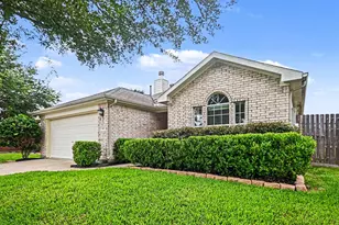 102 Blue Skies Ct, La Marque, TX 77568 - Photo 2