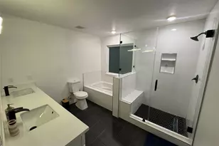 8125 N Sunnyhill St, Houston, TX 77088 - Photo 10