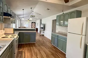 1002 W 2nd St, El Campo, TX 77437 - Photo 12