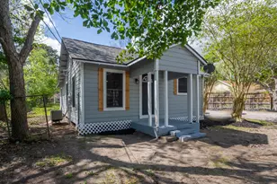 211 W South St, Alvin, TX 77511 - Photo 2