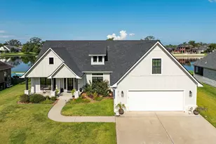 217 Arrowhead Dr, Lake Jackson, TX 77566 - Photo 1