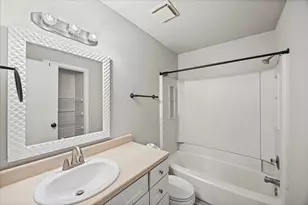 1 E Wavy Oak Cir, The Woodlands, TX 77381 - Photo 14